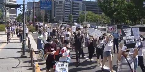 日本也开始了！上千人在美国领馆前示威游行图手机新浪网