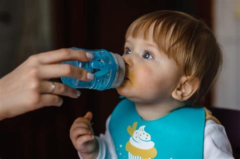 Premium Photo | Baby child drinking water baby drinks water from bottle