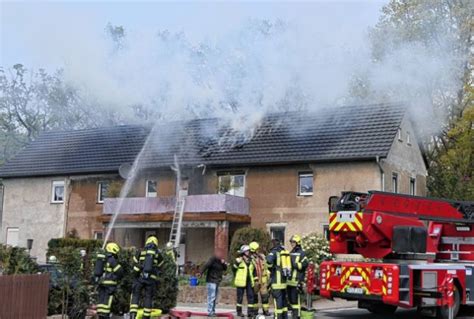 Dachstuhl Eines Wohnhauses Steht In Flammen