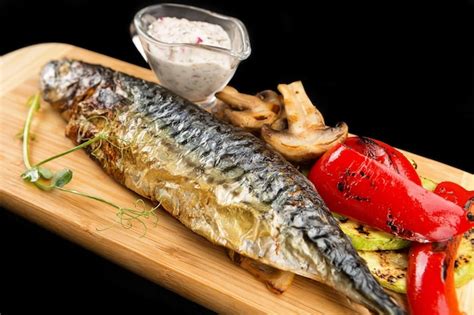 Caballa Al Horno Con Verduras A La Plancha Y Setas Foto Premium