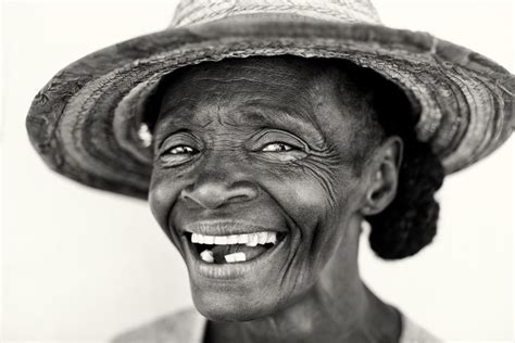 Madagascar, old lady | Old women, Smile photography, Black and white ...