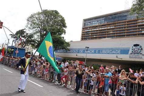 Bauru E Mar Lia Realizam Desfiles C Vicos Em Comemora O Ao De