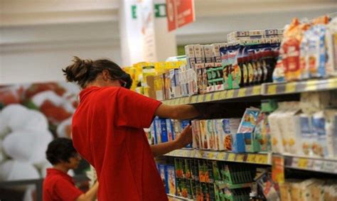 Ruba Borse Di Generi Alimentari Al Supermercato E Scappa Poi Ci