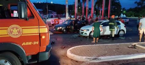 Acidente Entre Tr S Carros Deixa Um Morto E Seis Feridos Graves