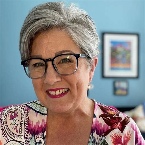 21 Most Flattering Pixie Cuts For Older Ladies With Glasses Moore