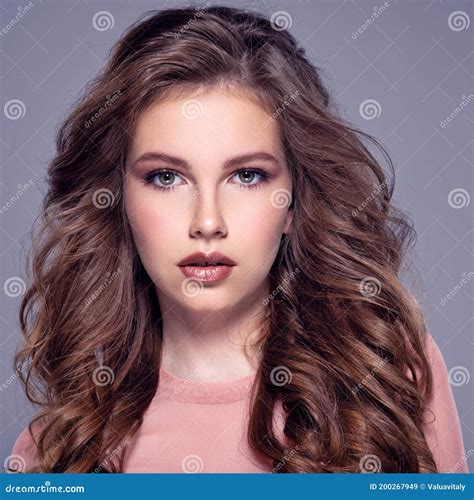 Belle Fille De Brownhair Avec De Longs Cheveux Ondulés Jeune Fille