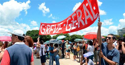 GREVE DOS PROFESSORES servidores da rede pública de ensino votaram e