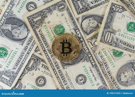 Cierre De Una Bitcoin Dorada Sobre Los Billetes Estadounidenses Imagen