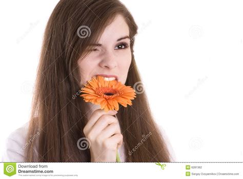 Retrato Da Menina Atrativa Que Come Flores Foto De Stock Imagem De