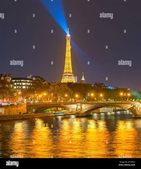 Eiffel Tower Spotlight Night Fotografías E Imágenes De Alta Resolución