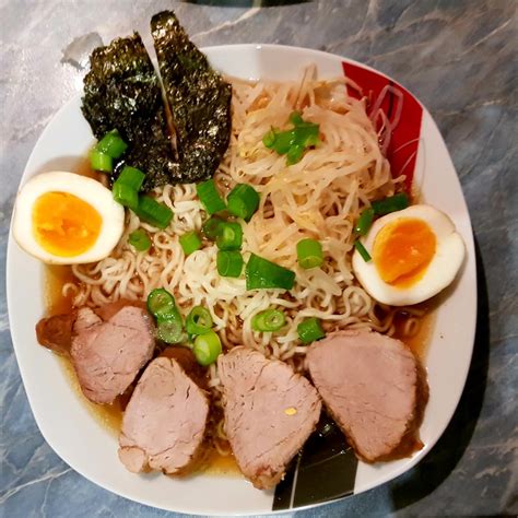 Japanische Nudelsuppe mit Hühnerbrühe und Lende Ramen von dynamind