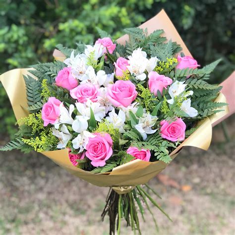 Buquê de 12 Rosas Cor de Rosa Oásis Floricultura