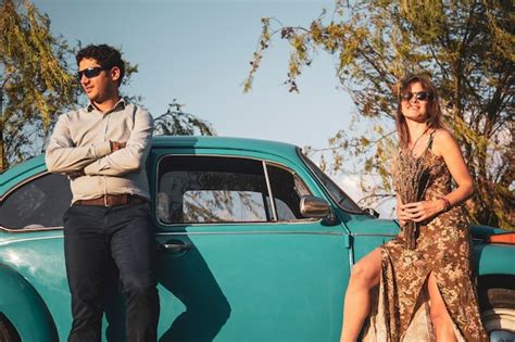 Feliz Pareja Joven Posando Con Un Coche Antiguo Cielo Azul Y Rboles