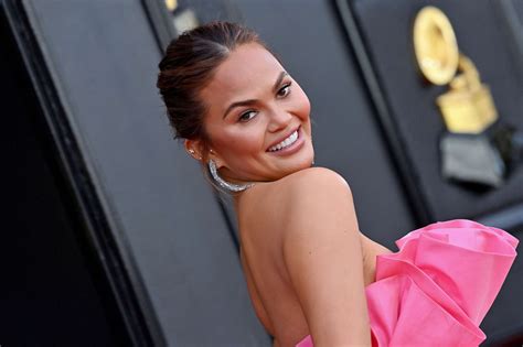 Chrissy Teigen Net Worth - KahawaTungu