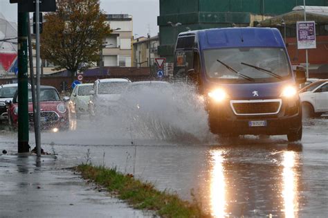 Maltempo E Tamponamenti Strade Allagate E Alberi Caduti Sabato Notte