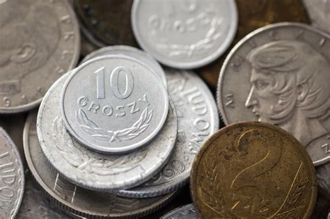 Jak rozpoznać które monety są wartościowe Kobieta w INTERIA PL