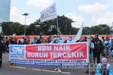 Foto Aksi Buruh Tolak Kenaikan Harga BBM Di Depan Gedung DPR