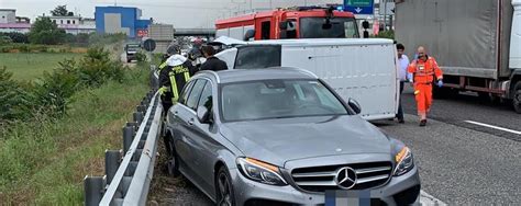 Incidente Sulla Statale Furgone Ribaltato Dopo Un Tamponamento Un