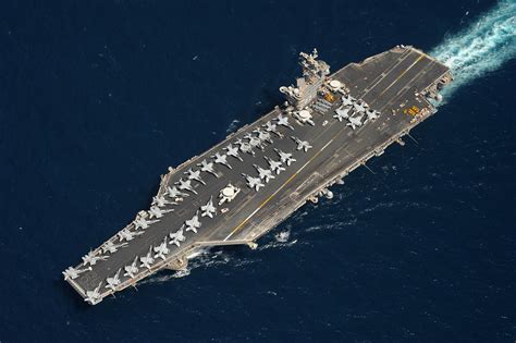 Porta Avi Es Uss Dwight D Eisenhower Chega Ao Golfo De Den Poder