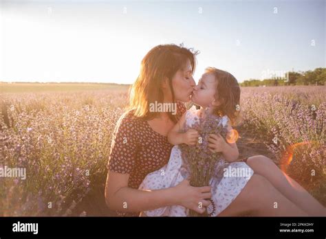 Mère Embrasse Sa Fille Banque De Photographies Et Dimages à Haute Résolution Alamy