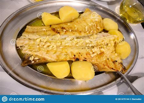 Filete De Bacalao A La Parrilla Servido Con Potatos En El Restaurante