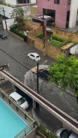 Alagamento dificulta tráfego na Rua Guedes Pereira no Parnamirim Zona