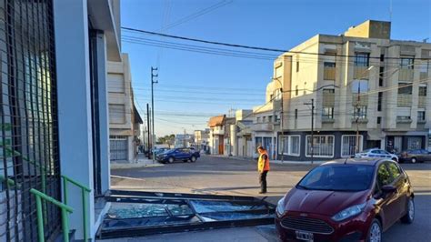 Ventanal Se Desprende Por Fuertes R Fagas Y Da A Auto En Comodoro