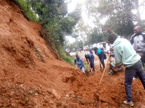 Burundi Tdc Curer Les Caniveaux Obstrués De La Rn7 Bujumbura Jenda