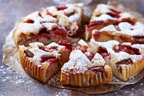 Gâteau à La Rhubarbe Facile Et De Saison La Main à La Pâte