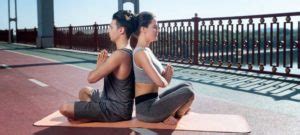 Guide Des Meilleures Poses De Yoga Pour 2 Personnes Par Des Formateurs