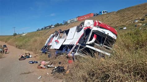 Ônibus cai de ribanceira em São Paulo deixando pelo menos 3 mortos e 37