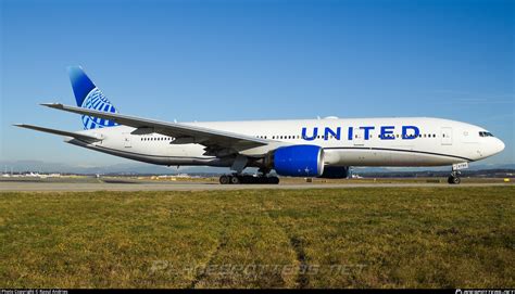 N792UA United Airlines Boeing 777 222ER Photo By Raoul Andries ID