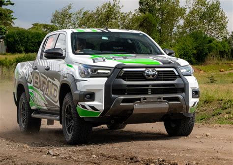 Toyota Hilux Hybrid 2025 - Penelope Hunter