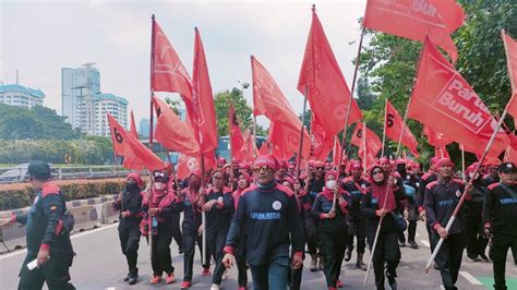 Ramai Ramai Partai Buruh Geruduk Kantor DPR Tolak Omnibus Law Cipta Kerja