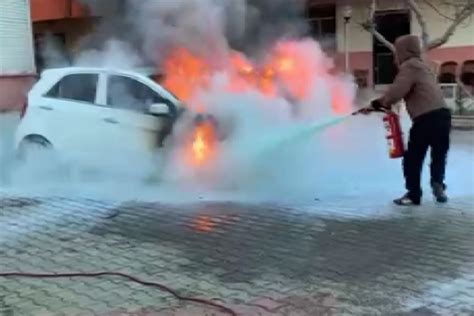 Antalya Da Park Halindeki Iki Otomobil Kan Yang Nda Alev Alev Yand