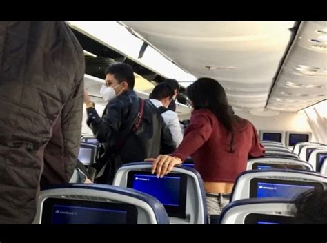 Amlo Recibe Insultos En Avión Que Lo Trasladó De Guadalajara A Cdmx Semanario Zeta