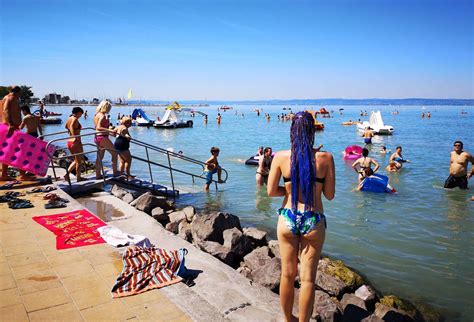 19 embert kellett kimenteni a Balatonból a hétvégén