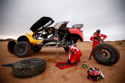 english news 英语新闻 Loeb holds off Peterhansel on Dakar Rally 4th stage