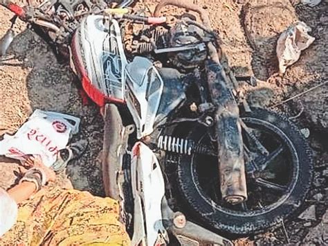 Uncontrolled Bike Fell In Pit Woman Died On The Spot 2 Serious सड़क