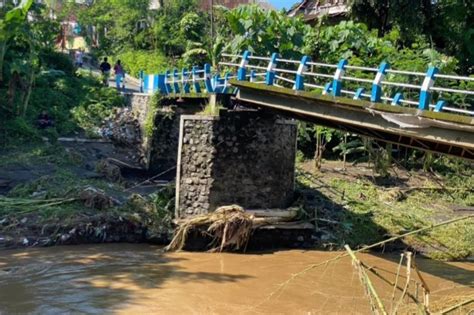 Jembatan Di Lumajang Putus Akibat Banjir Lahar Dingin Semeru