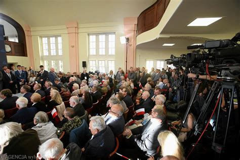 Kaczyński przemawia w Szczecinie a działacze PiS usuwają z sali tych