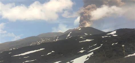 Entró en erupción Etna el volcán activo más grande de Europa De La Bahia