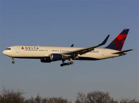 N1611B Boeing 767 332 ER About To Land Onto RWY 27L LHR Flickr