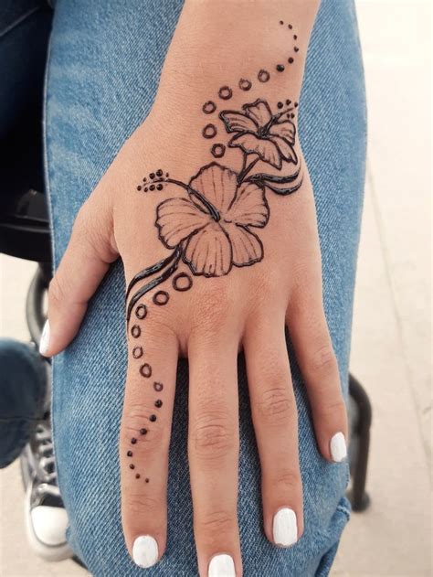 Simple Hibiscus Henna Henna Inspired Tattoos Cute Henna Tattoos