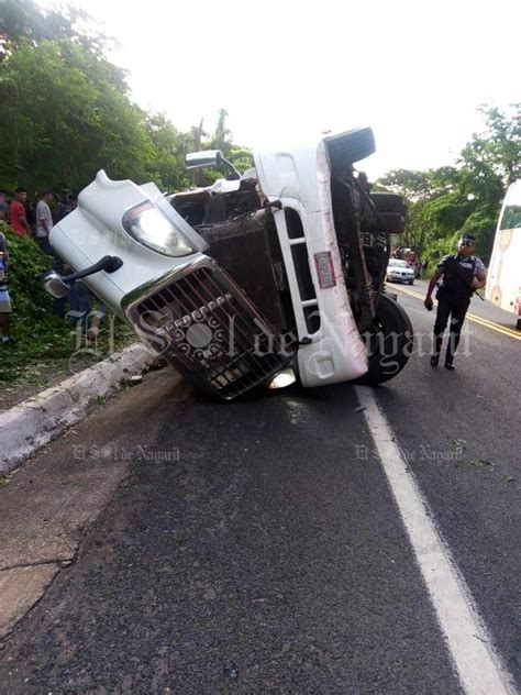 Conductor De Trailer Lesionado Tras Volcar En Carretera Libre Tepic