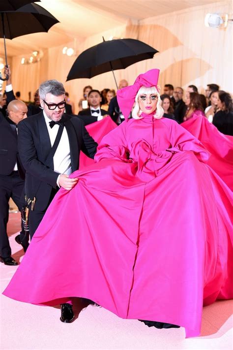 Met Gala 2019 Lady Gaga Usa Quatro Looks No Tapete Vermelho Veja Todos