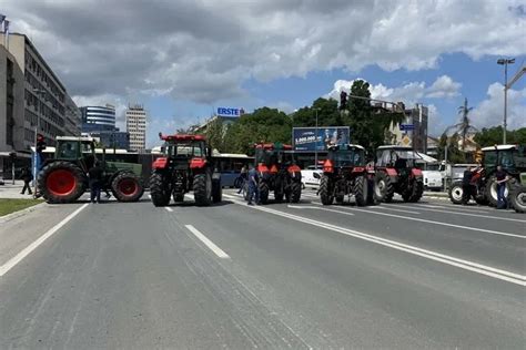 Poljoprivrednici Traktorima Blokirali Bulevar U Centru Novog Sada In