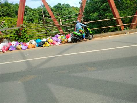 Miris Jembatan Kok Dijadikan TPS