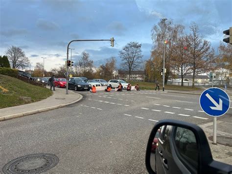 Mit Transparenten auf Straße gesetzt Klima Aktivisten blockieren B12