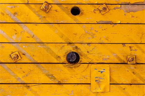 Placas De Madeira Velhas Pintadas Amarelo Com Furos Textura De Madeira